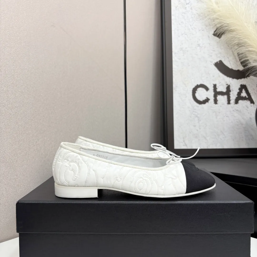 👟👟Ex-factory price 540👟👟 25Fw early spring latest color Chanel Xiaoxiang bow ballet flat shoes Believe me, this is a pair of ballet shoes that can take you to good places🩰 Upper: original lace mesh inner lining: no lining Sole: Italian genuine leather outsole Size: 34-41 regular size (34.40.41 customization is not returnable)